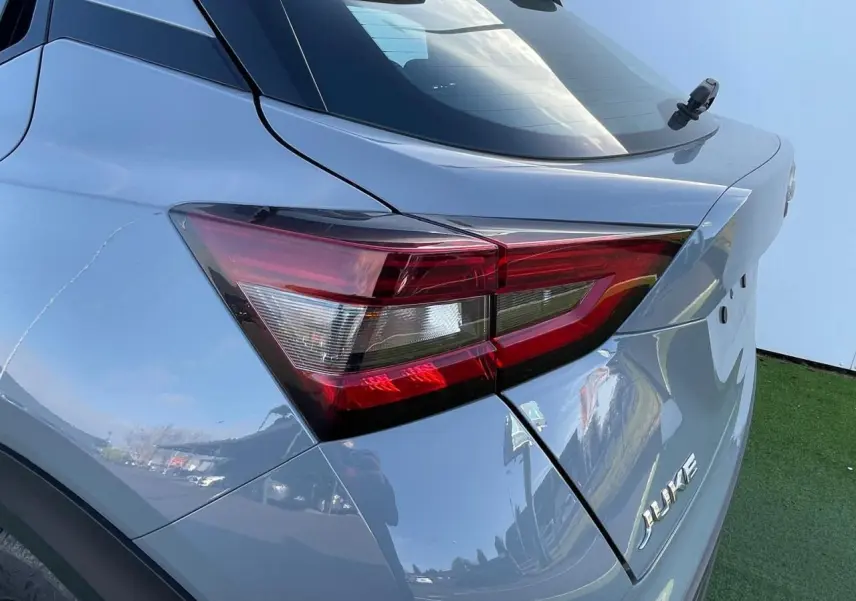 Feu arrière droit et partie arrière grise céramique du Nissan Juke II 2024, vue en gros plan angle arrière droit.