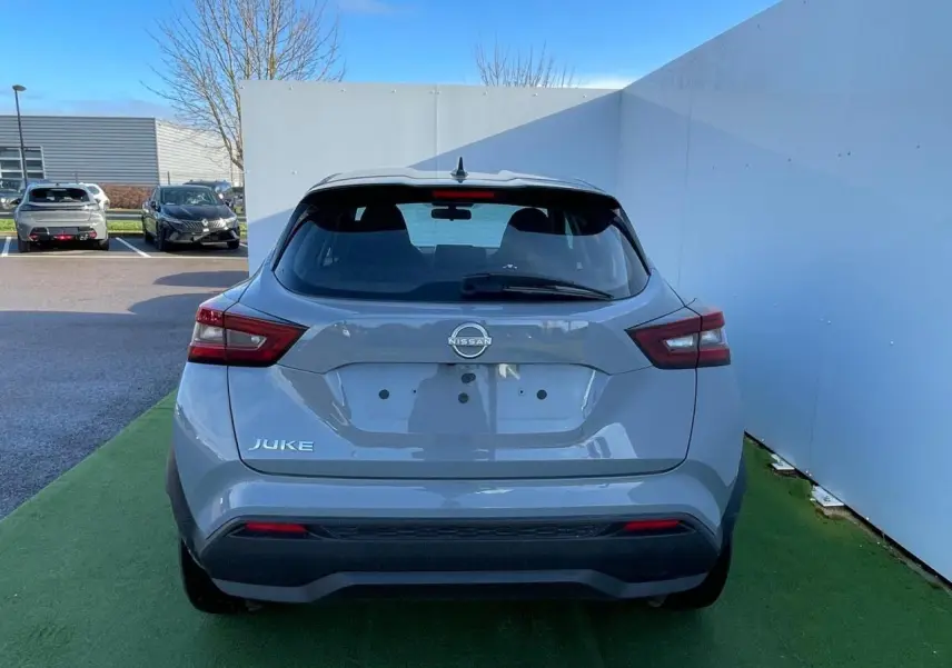Vue arrière du Nissan Juke II 2024 en gris céramic avec feux arrière LED et antenne aileron de requin noire.