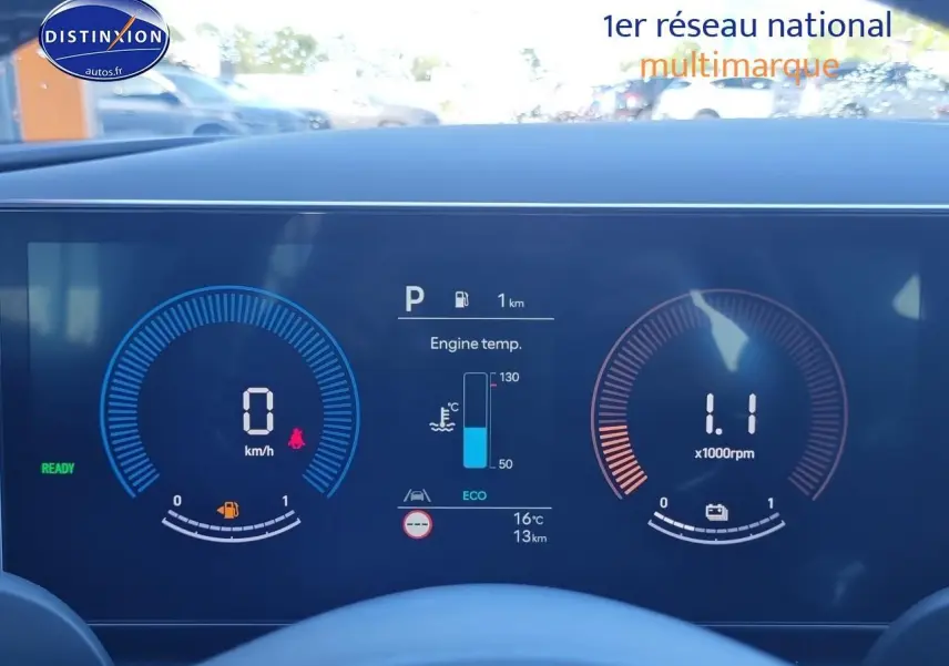 Tableau de bord numérique du Hyundai Tucson blanc atlas 2025, affichage vitesse et température moteur.