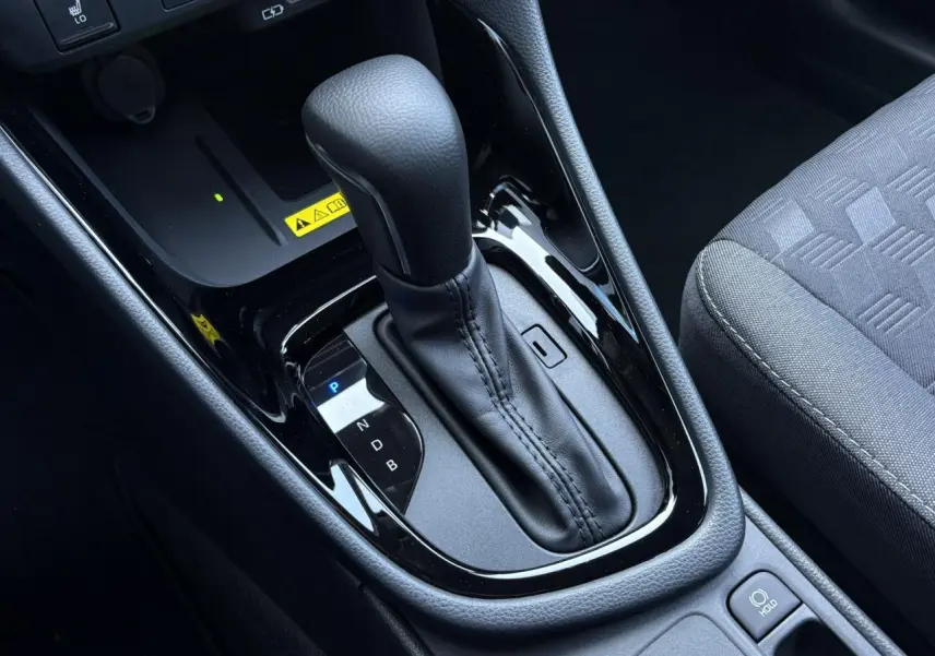 Le levier de vitesse automatique noir de la Toyota Yaris Hybride 2025 vu en gros plan côté conducteur.