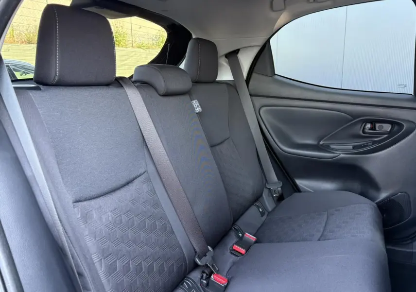 Vue côté droit de la banquette arrière noire avec ceintures et appuie-têtes de la Toyota Yaris Hybride 2025.