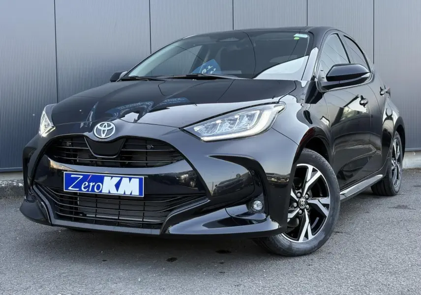 Toyota Yaris Hybride 2025 noir intense vue 3/4 avant droit avec jantes alliage et calandre noire brillante