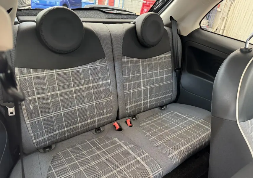 Banquette arrière à motifs carreaux gris et noir dans une Fiat 500 Lounge 2019 vue de l'intérieur côté droit.
