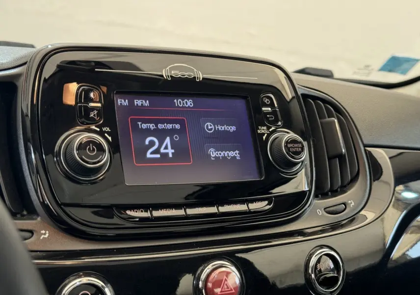Gros plan sur l’écran tactile central noir de la Fiat 500 Lounge 2019 affichant la température extérieure à 24°C.