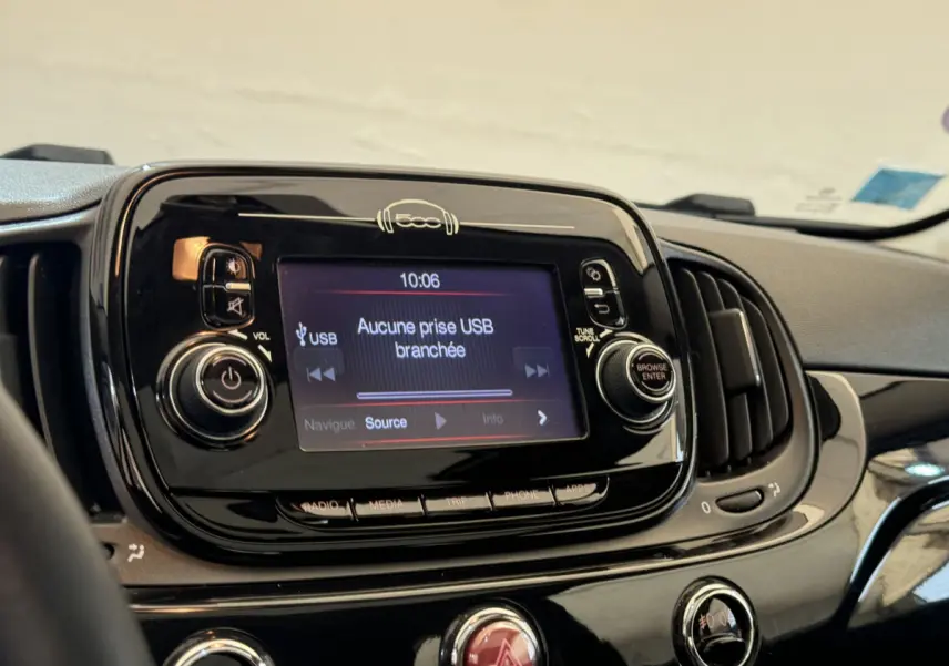 Gros plan sur l'écran tactile central noir de la FIAT 500 Lounge 2019 avec affichage USB non connecté.