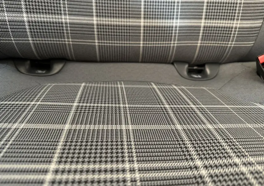 Gros plan sur la banquette arrière à motif écossais gris et noir de la Fiat 500 Lounge 2019.