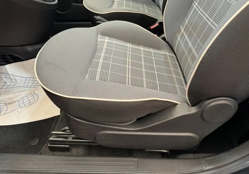 Gros plan sur le siège avant droit à motif écossais gris et noir de la FIAT 500 Lounge 2019, intérieur soigné.