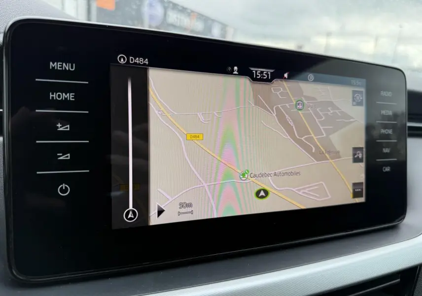 Écran tactile de navigation couleur 9,2 pouces du Skoda Scala 2023, affichant une carte avec options tactiles sur les côtés.