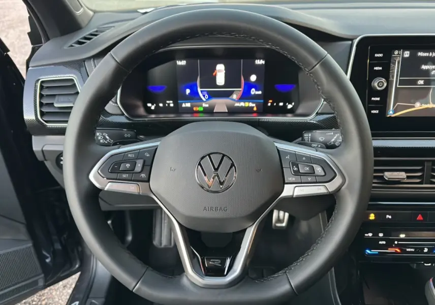 Vue intérieure centrée sur le volant cuir multifonctions du Volkswagen T-Cross TSI 116 DSG7 R-Line 2025.