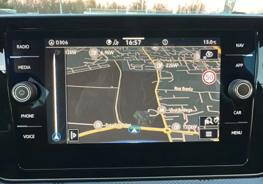 Écran de navigation GPS du Volkswagen T-Cross TSI 116 DSG7 R-Line affichant une carte routière détaillée.