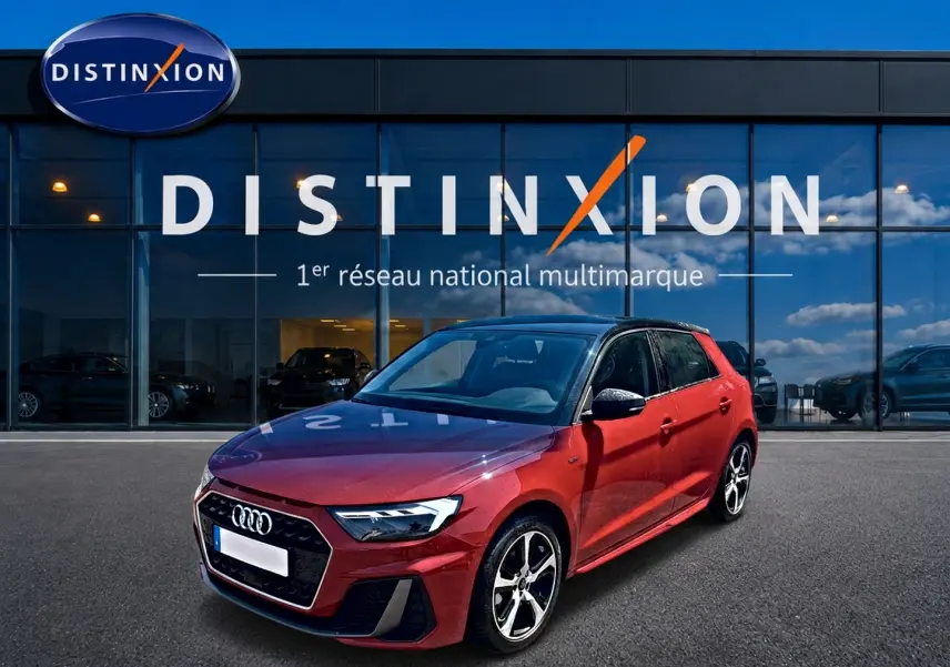 Audi A1 Sportback rouge et noir vue 3/4 avant droit devant une vitrine Distinxion.