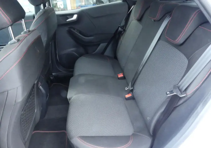 Vue intérieure côté droit sur la banquette arrière noire avec surpiqûres rouges du Ford Puma ST Line blanc 2020.