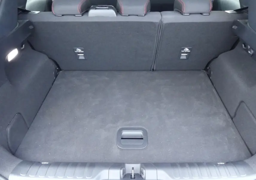 Coffre ouvert noir de Ford Puma ST Line 2020, vue arrière avec banquette arrière et fixations Isofix visibles.