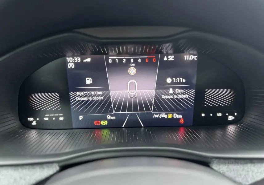 Affichage numérique du tableau de bord du Skoda Kamiq 2025, montrant les informations de conduite et la température extérieure.