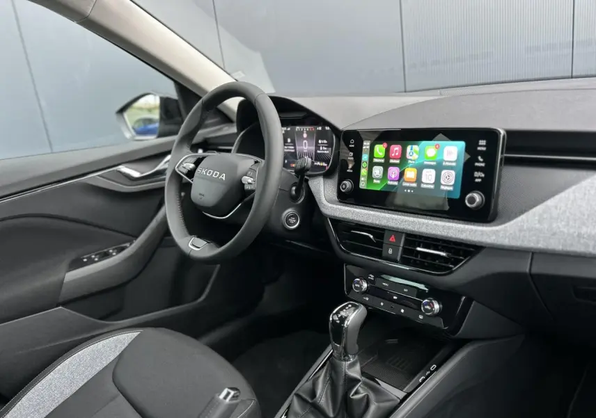 Intérieur SKODA KAMIQ 2025 côté conducteur, volant multifonctions, écran tactile Apple Car Play et tableau de bord numérique.