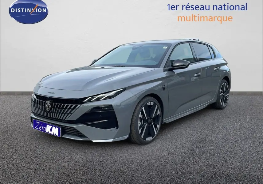 Peugeot 308 1.2 Hybrid gris selenium métal vue 3/4 avant droit avec calandre noire distinctive et jantes noires.
