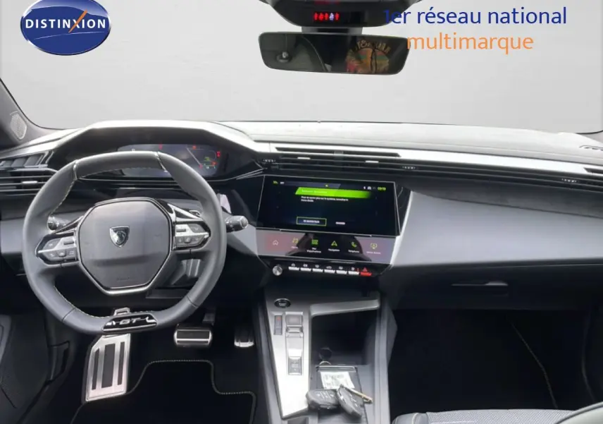 Vue intérieure du tableau de bord et volant de la Peugeot 308 gris Selenium Metal, avec écran tactile et commandes multifonctions.