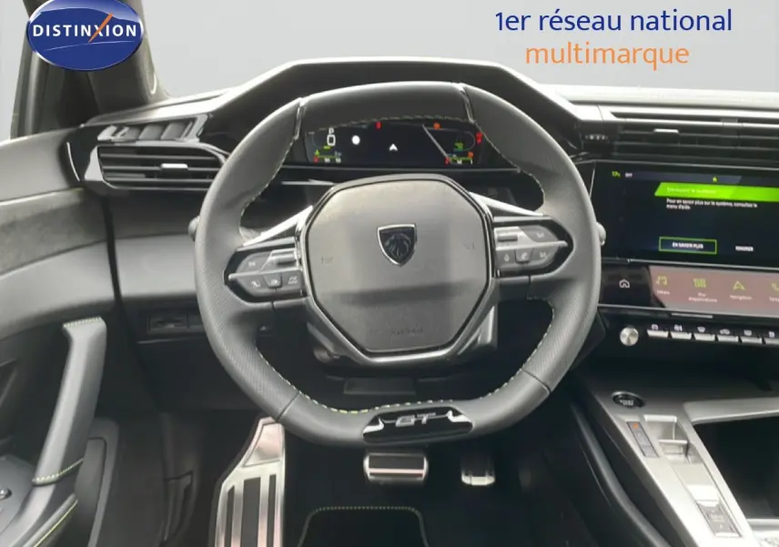 Vue intérieure centrée sur le volant cuir noir GT et le tableau de bord numérique du Peugeot 308 gris selenium metal.