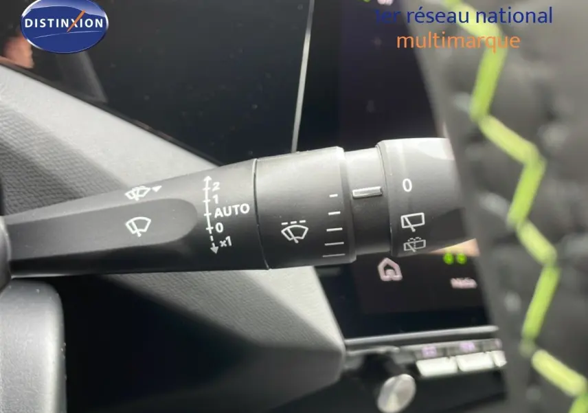 Gros plan sur la commande des essuie-glaces à gauche du volant d’une Peugeot 308 gris selenium 2026, intérieur noir.