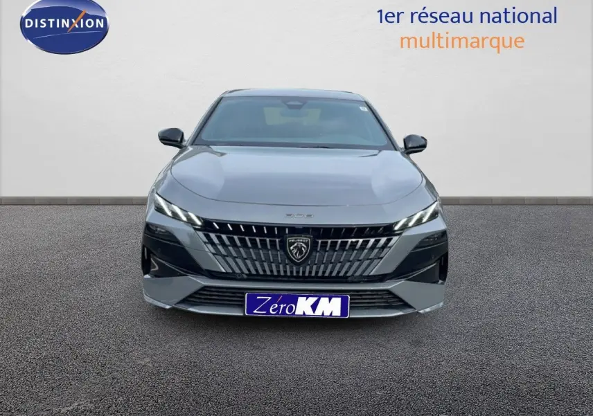 Vue frontale d'une Peugeot 308 gris selenium métal 2026 avec calandre distinctive et phares LED fins.