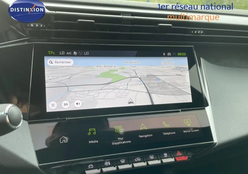 Écran tactile central du tableau de bord de la Peugeot 308 gris Selenium, affichant la navigation GPS en mode jour.