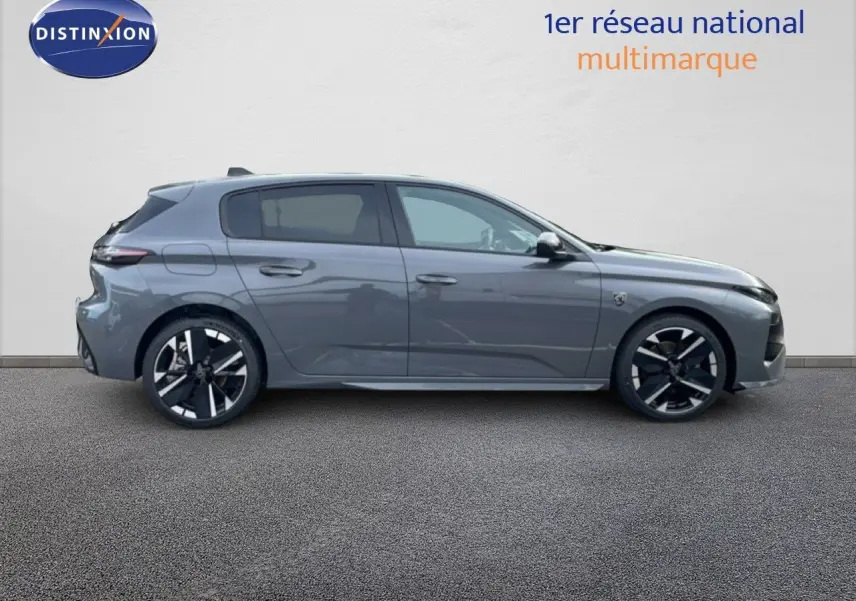 Vue de profil côté gauche d'une Peugeot 308 gris selenium métal avec jantes noires et grises distinctives.