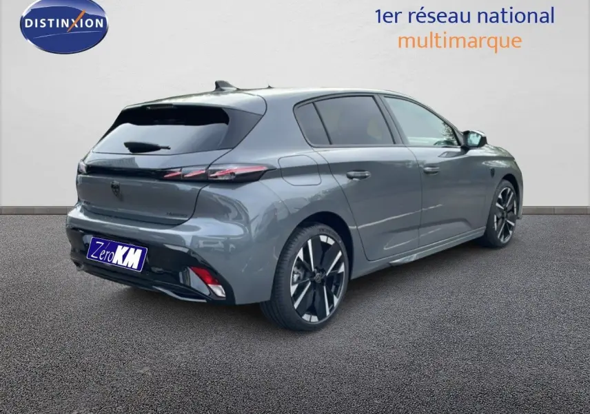 Vue 3/4 arrière droite d'une Peugeot 308 gris selenium métallisé avec jantes alliage et feux arrière LED distinctifs.