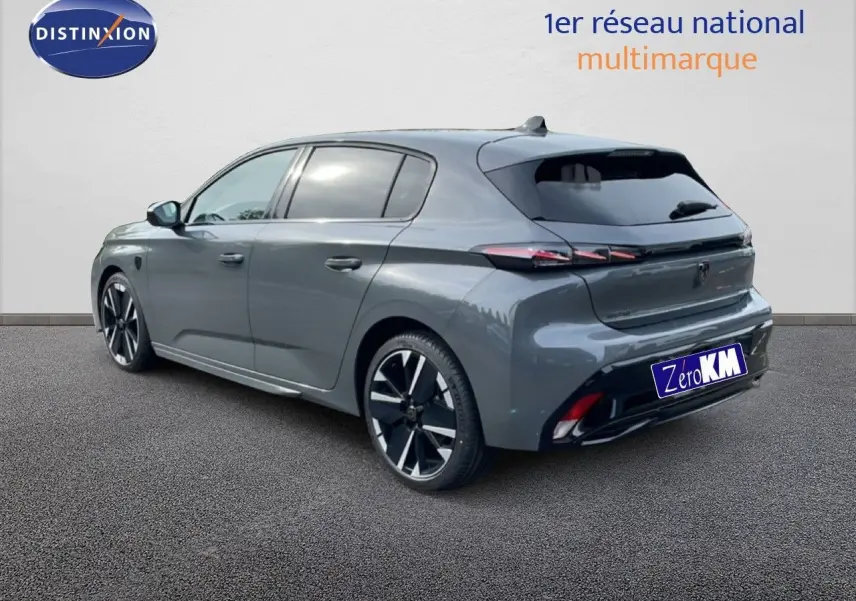 Vue 3/4 arrière droite d'une Peugeot 308 gris selenium métallisé avec jantes noires et vitres teintées.
