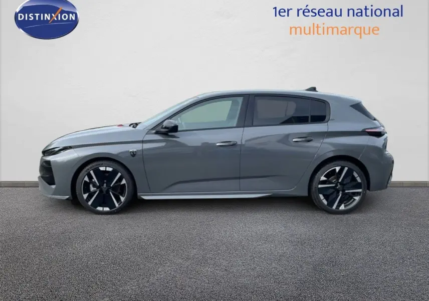 Profil droit de la Peugeot 308 1.2 Hybrid 145ch gris selenium metal avec jantes noires et détails sportifs visibles.