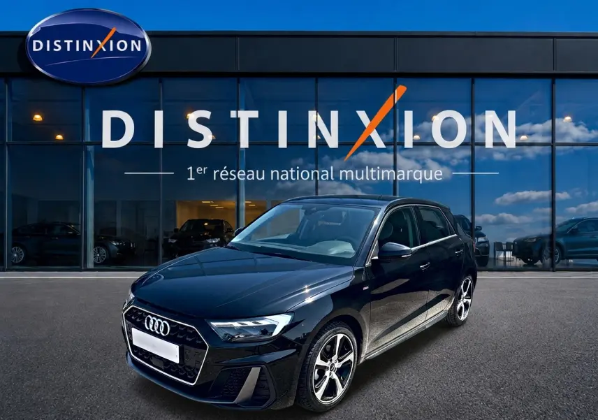 Audi A1 Sportback noir en 3/4 avant droit, avec jantes alu et calandre hexagonale distinctive S line.