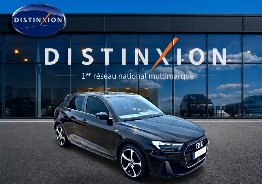 Audi A1 Sportback noir vue 3/4 avant droit, avec jantes alliage et calandre hexagonale distinctive S line.