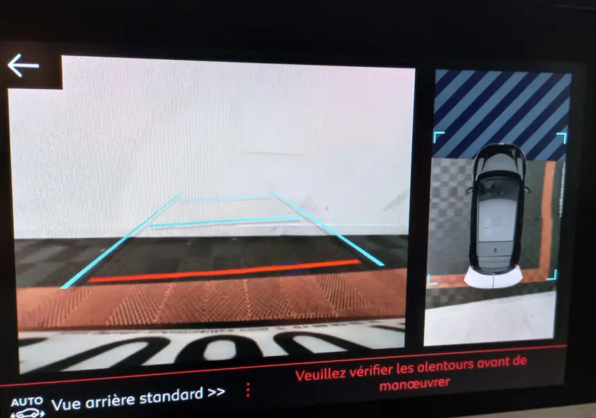 Affichage caméra de recul avec vue arrière et vue aérienne d'une Peugeot 208 blanche en stationnement