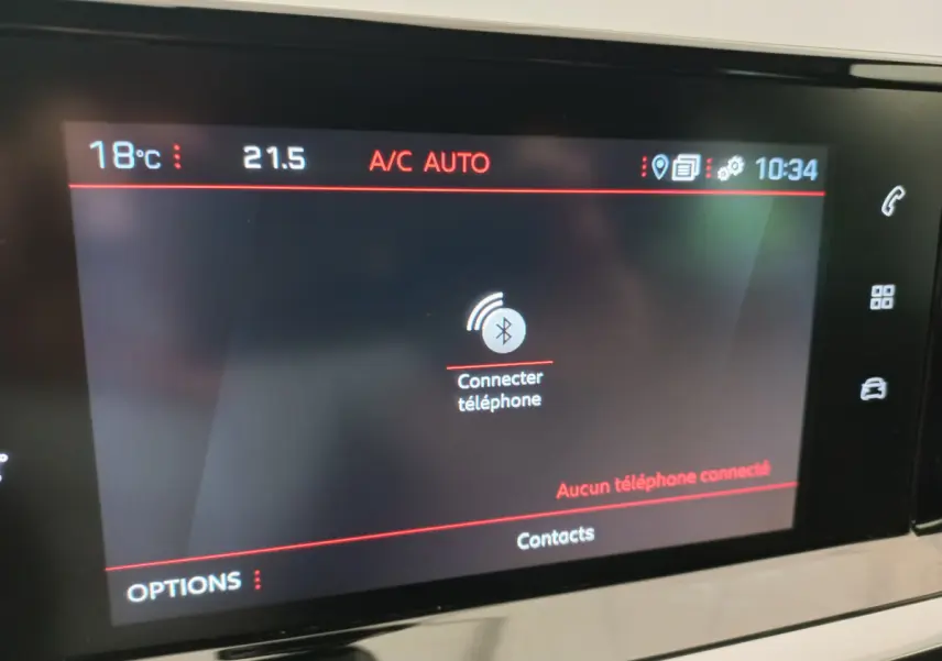 Écran tactile central de la Peugeot 208 PureTech 100 Allure affichant la connexion Bluetooth inactive.