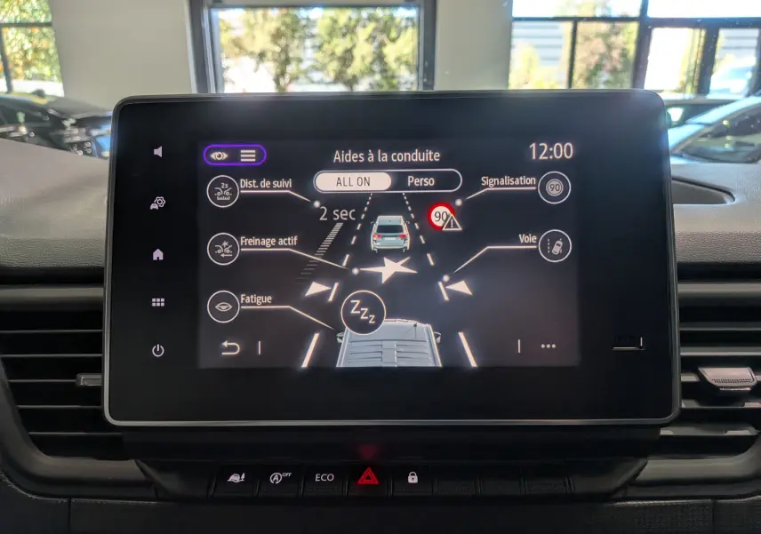 Écran tactile intérieur du Renault Trafic Combi 2025 affichant les aides à la conduite avec interface claire.
