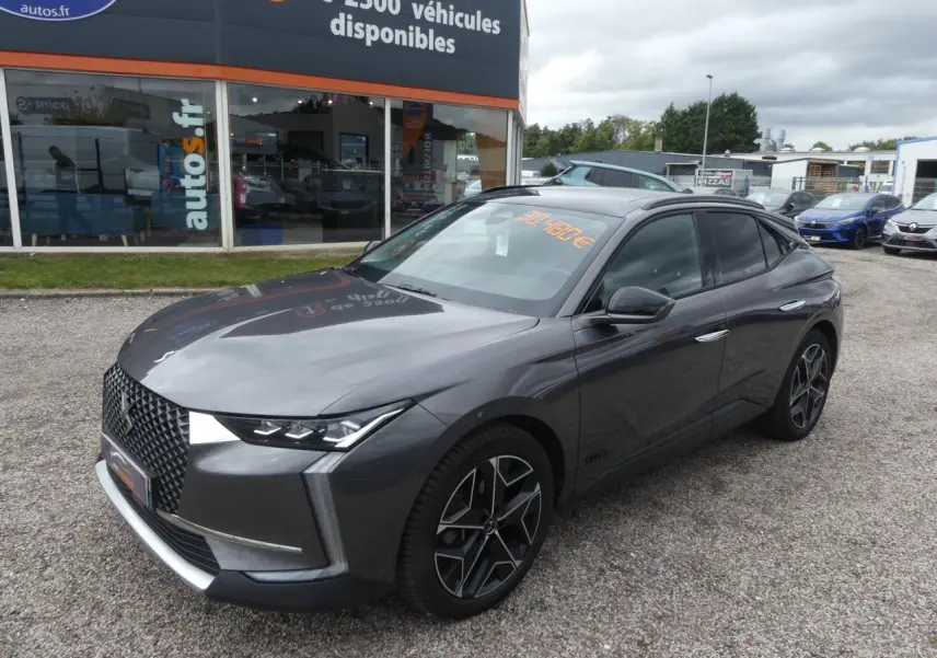 DS4 Cross Rivoli gris métallisé vue 3/4 avant droit avec calandre DS Wings chromée et jantes alliage 19 pouces.