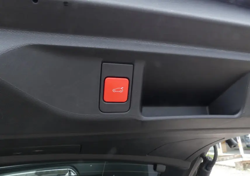 Bouton rouge d'ouverture motorisée du hayon sur le coffre d'une DS4 gris métallisé 2024 Cross Rivoli.