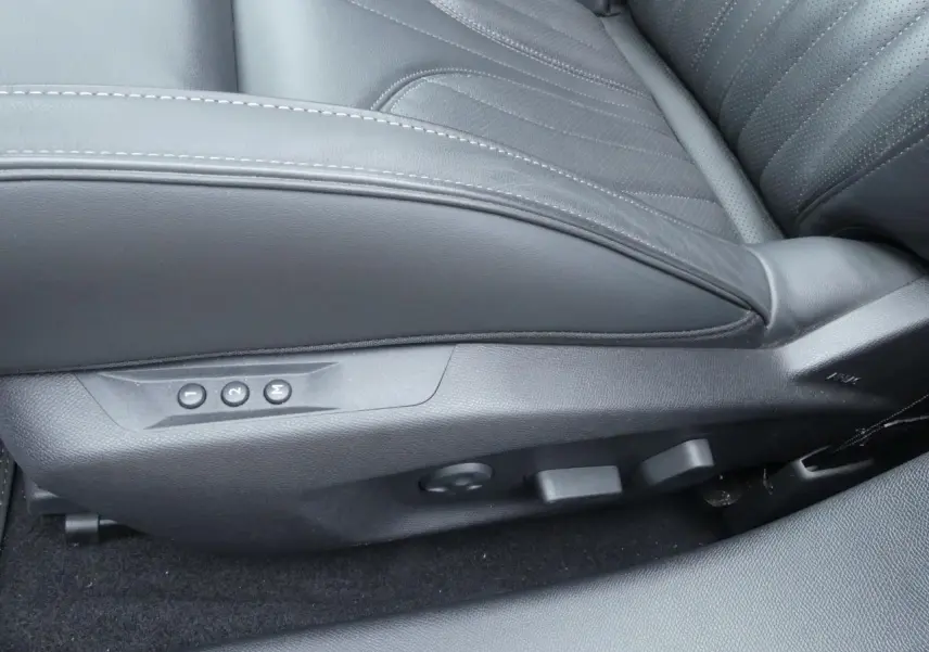 Détail du siège conducteur en cuir noir avec commandes électriques de mémoire sur DS4 Cross Rivoli 2024