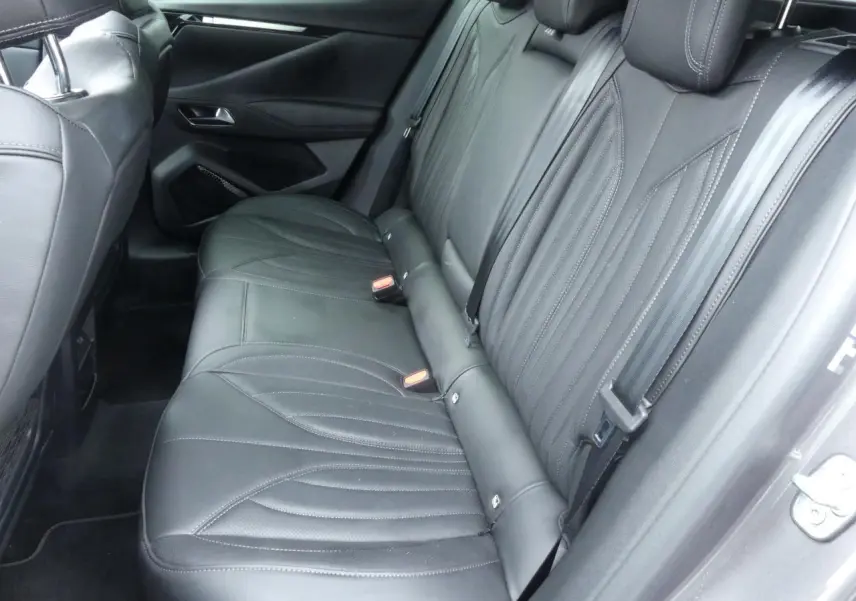 Vue côté droit des sièges arrière en cuir noir du DS4 Cross Rivoli 2024 avec détails de couture élégants.