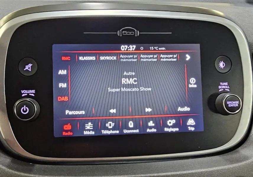 Écran tactile central du tableau de bord de la FIAT 500X 2024 affichant la radio RMC en mode DAB.