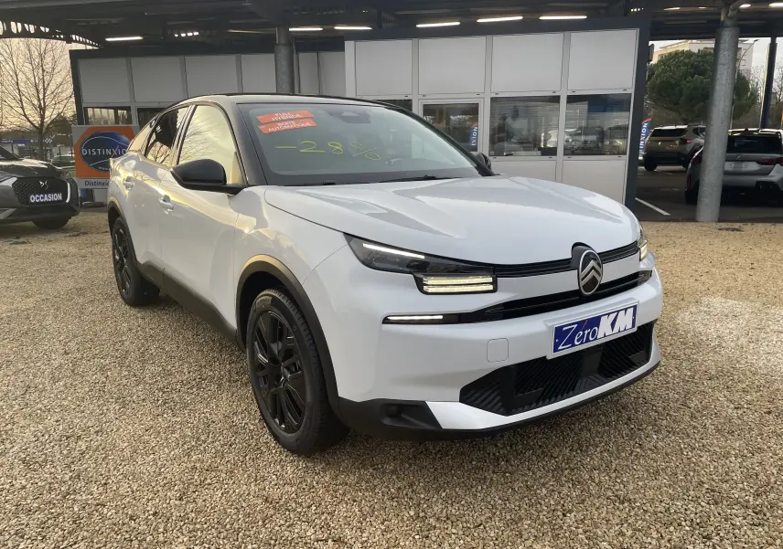Citroën C4 hybride blanche avec toit noir, vue 3/4 avant droit, jantes noires et calandre distinctive.