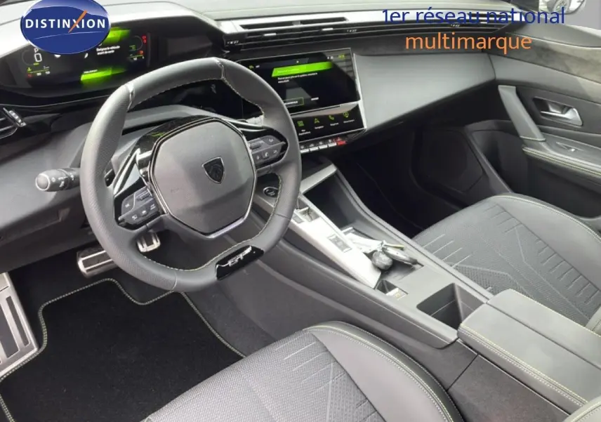 Vue intérieure côté conducteur de la Peugeot 308 1.2 Hybrid 145ch gris Selenium avec volant multifonction et écran tactile.