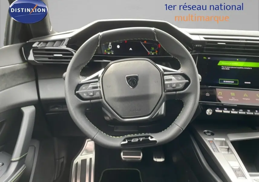 Vue intérieure centrée sur le volant GT de la Peugeot 308 gris Selenium avec tableau de bord numérique et écran tactile.