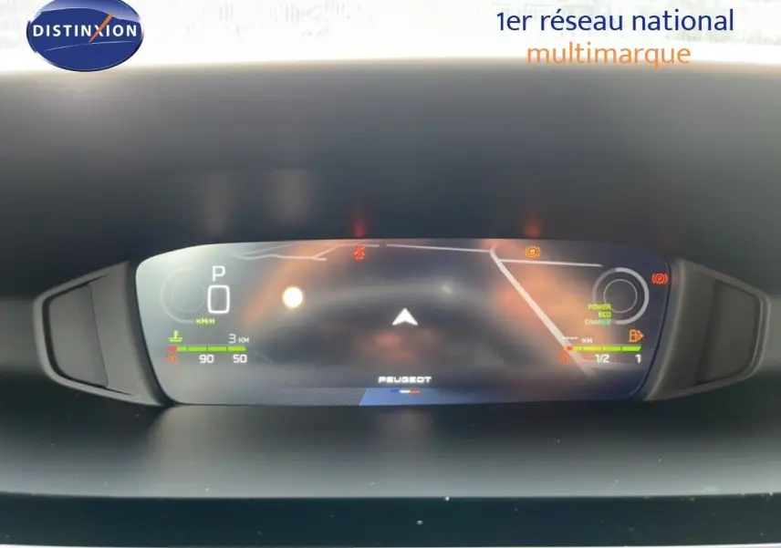 Vue rapprochée du tableau de bord numérique de la Peugeot 308 gris selenium metal, affichant les indicateurs hybrides.