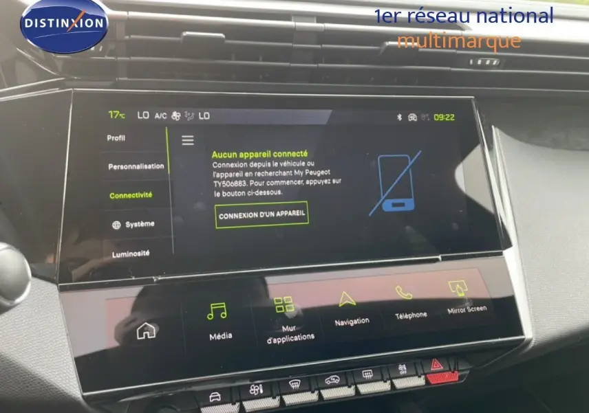 Vue rapprochée de l'écran tactile central de la Peugeot 308 gris selenium metal avec interface connectivité et navigation visible.