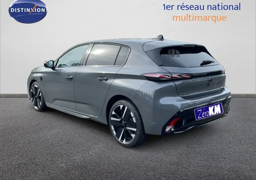 Vue 3/4 arrière droite d'une Peugeot 308 gris selenium métal, avec jantes alliage noires et vitres teintées.