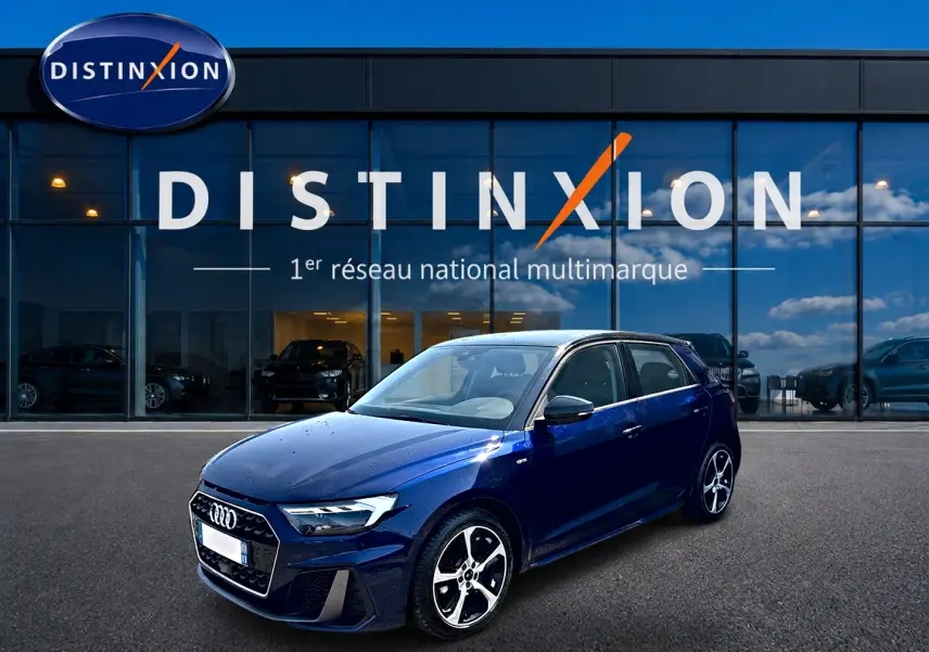 Audi A1 Sportback bleu foncé avec toit noir, vue 3/4 avant droit, jantes alliage et calandre S line visible.