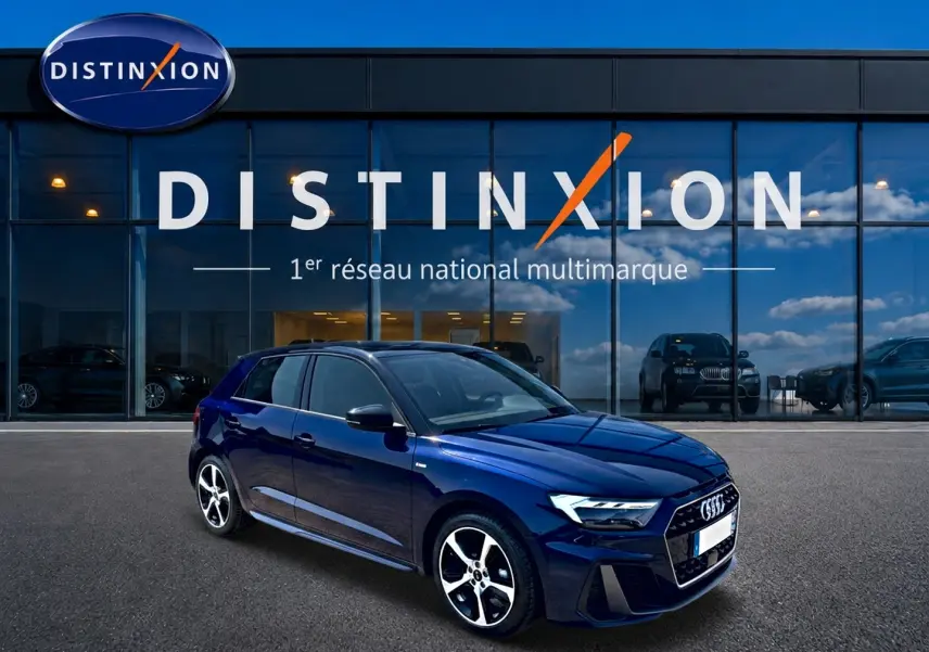 Audi A1 Sportback bleu foncé/noir vue 3/4 avant droit avec jantes alu et toit noir devant showroom Distinxion.