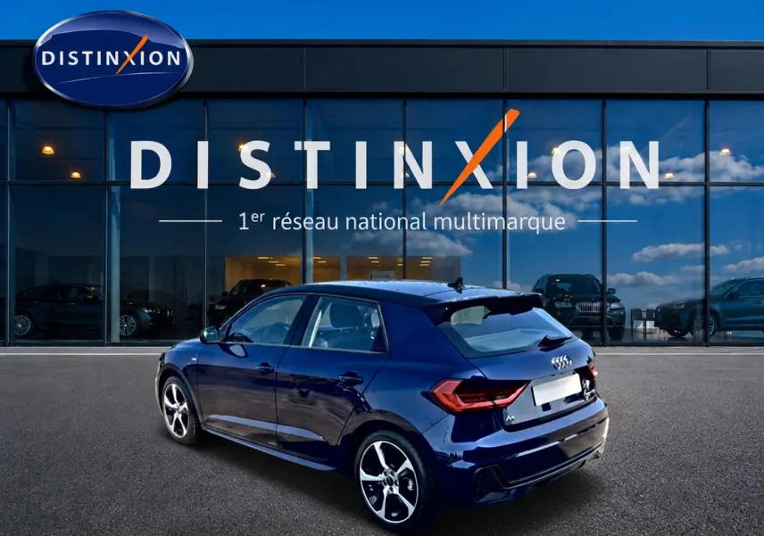 Audi A1 Sportback bleu foncé vue 3/4 arrière droit avec jantes alu et becquet arrière noir.