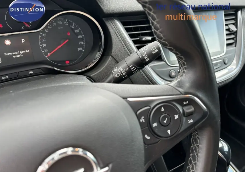 Vue rapprochée du volant en cuir noir et du tableau de bord digital d’un Opel Grandland X 2019 diesel.