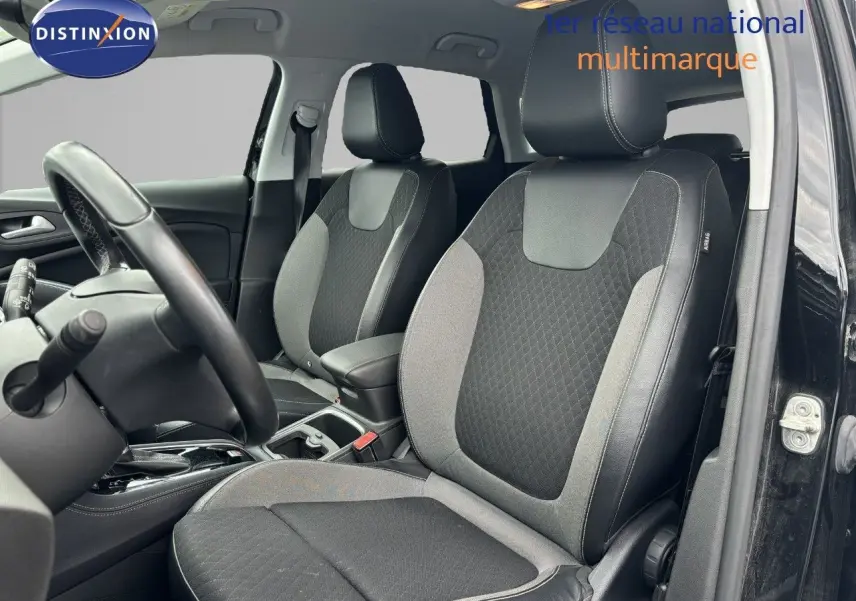 Vue intérieure côté conducteur de l'Opel Grandland X noir 2019, sièges tissu et cuir avec coutures contrastées.